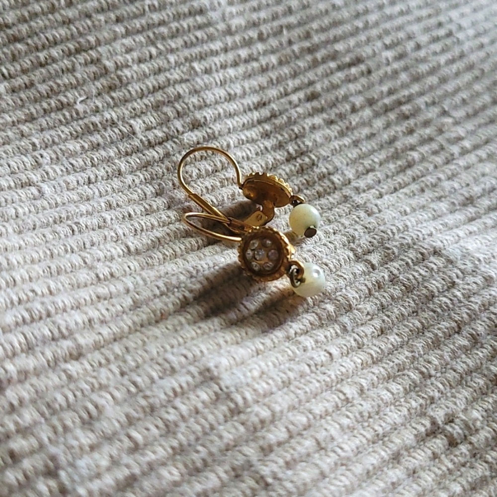 Dainty little vintage earrings